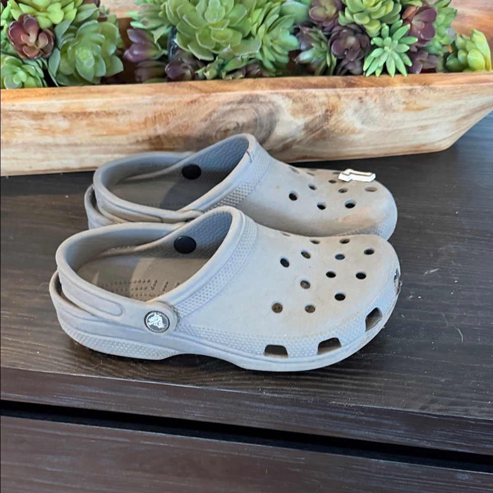Crocs classic clog sboes sandals gray mens 4 women’s 6‎